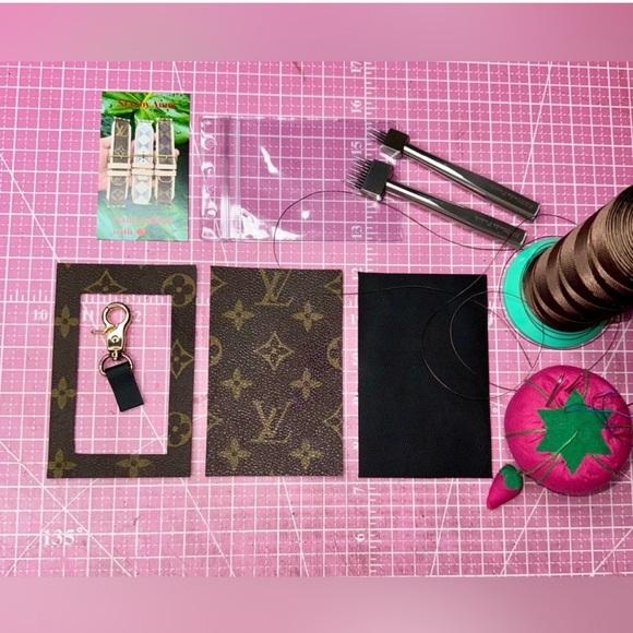 🤎🩷 LV Monogram Custom Lanyard ID Holder handmade - Picture 12 of 13